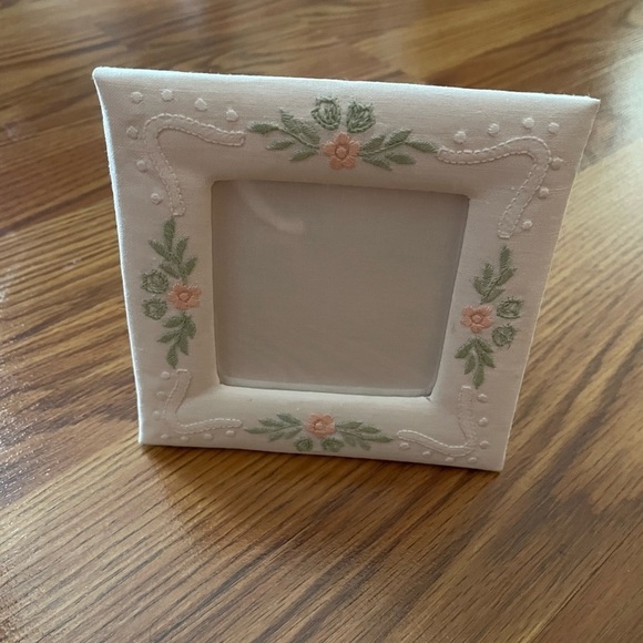Vintage fabric photo frame with floral embroidery - Picture 5 of 7
